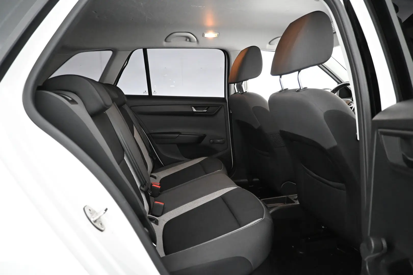 Car Image - 4uIGPJ7GUXjQOdWlKesXcy