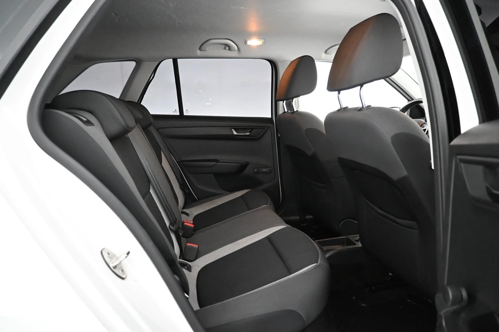 Car Image - 4uIGPJ7GUXjQOdWlKesXcy
