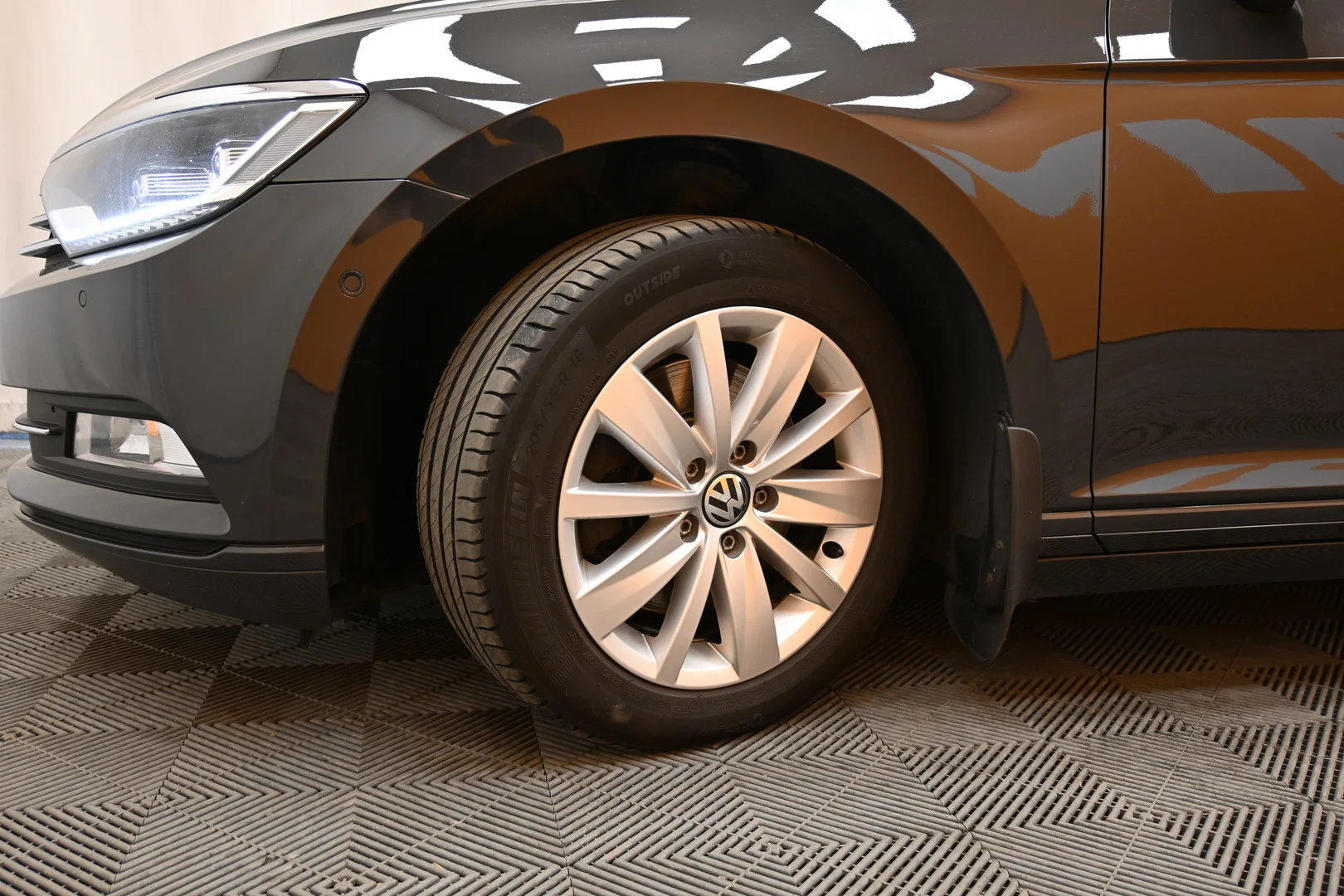Car Image - 4lIMgOC5v5BJzDkQNsHO8b