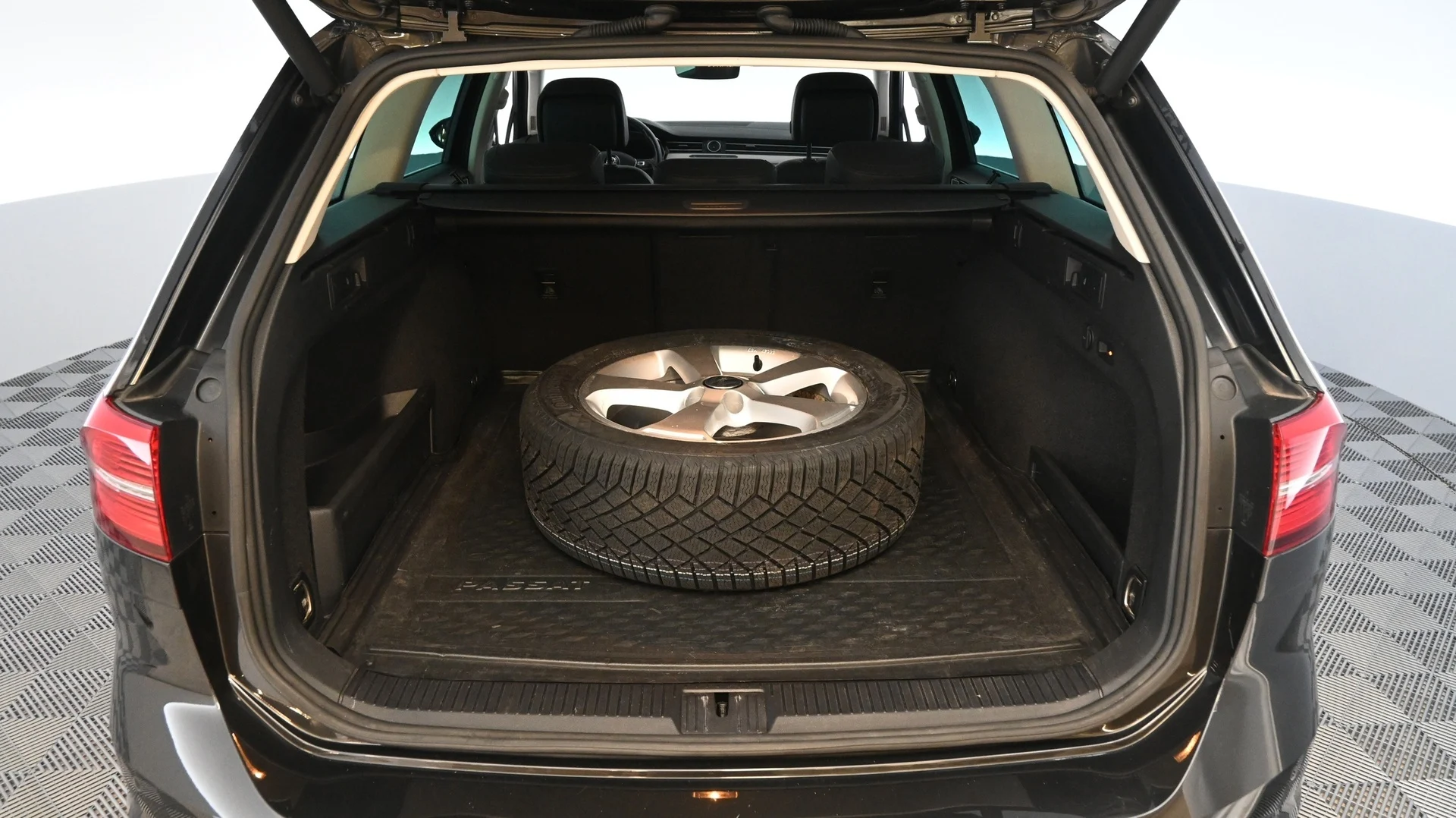 Car Image - 4B0pV65pFpob43ahMQOU9y