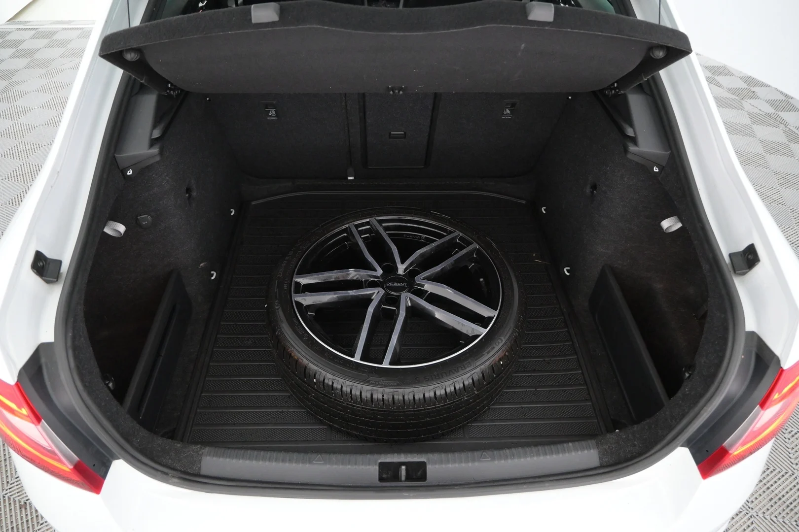 Car Image - 2i2iHQddnF7tcB31cFzRr3