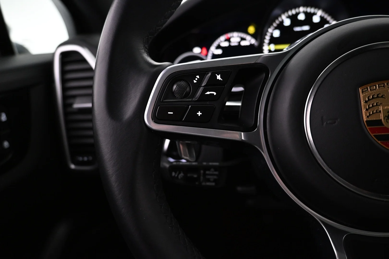 Car Image - 5XDnvxd3eQifdBf1oQurcx