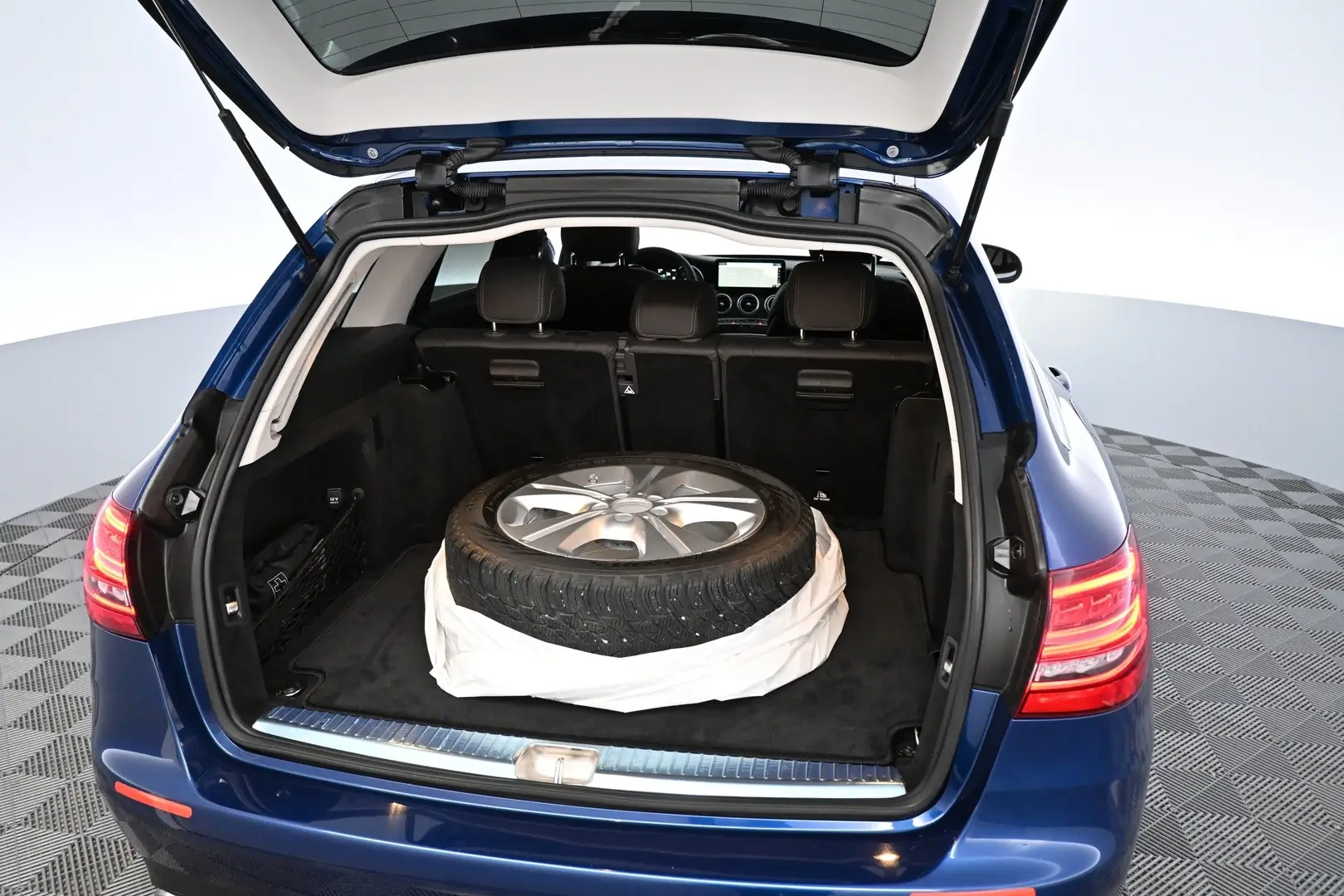 Car Image - 5VJUoan3R2eJA8A6WUd6Ev