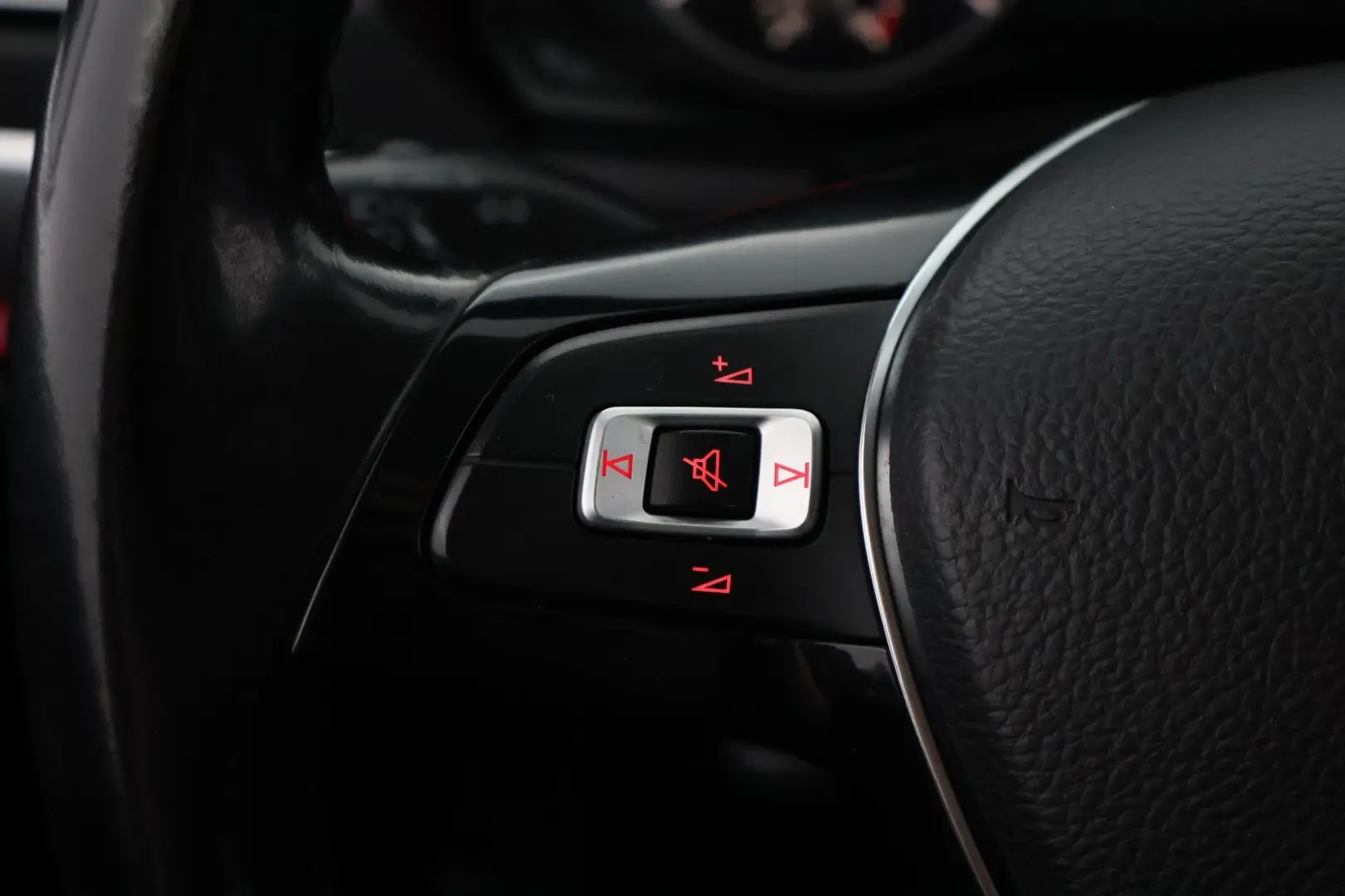 Car Image - 5fIUU6OGiCnivMp8aaXiDB