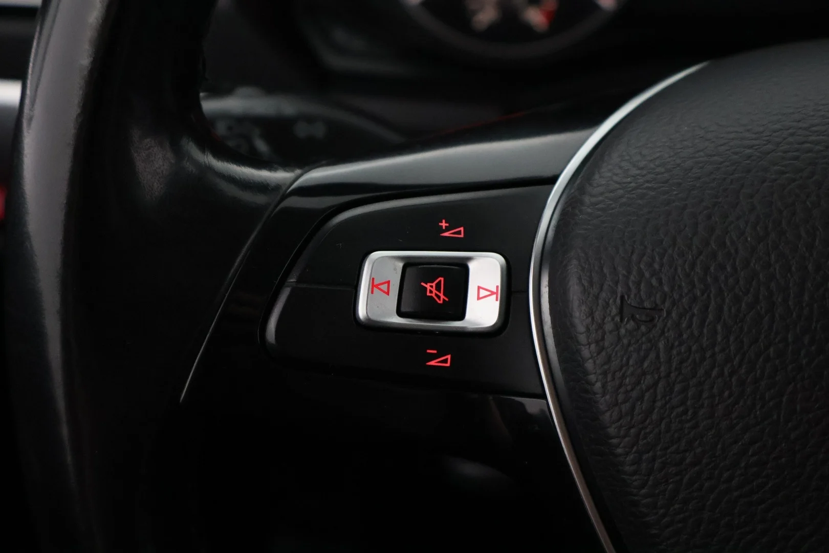 Car Image - 5fIUU6OGiCnivMp8aaXiDB