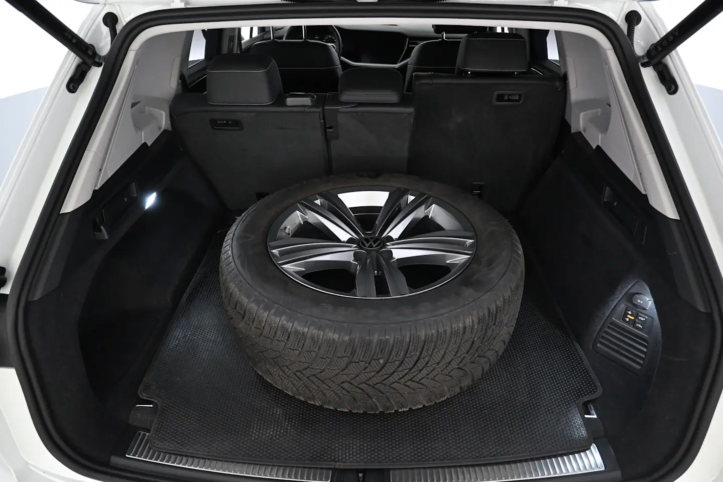 Car Image - 5IUb6rdutDkBEK2sGv5Fec