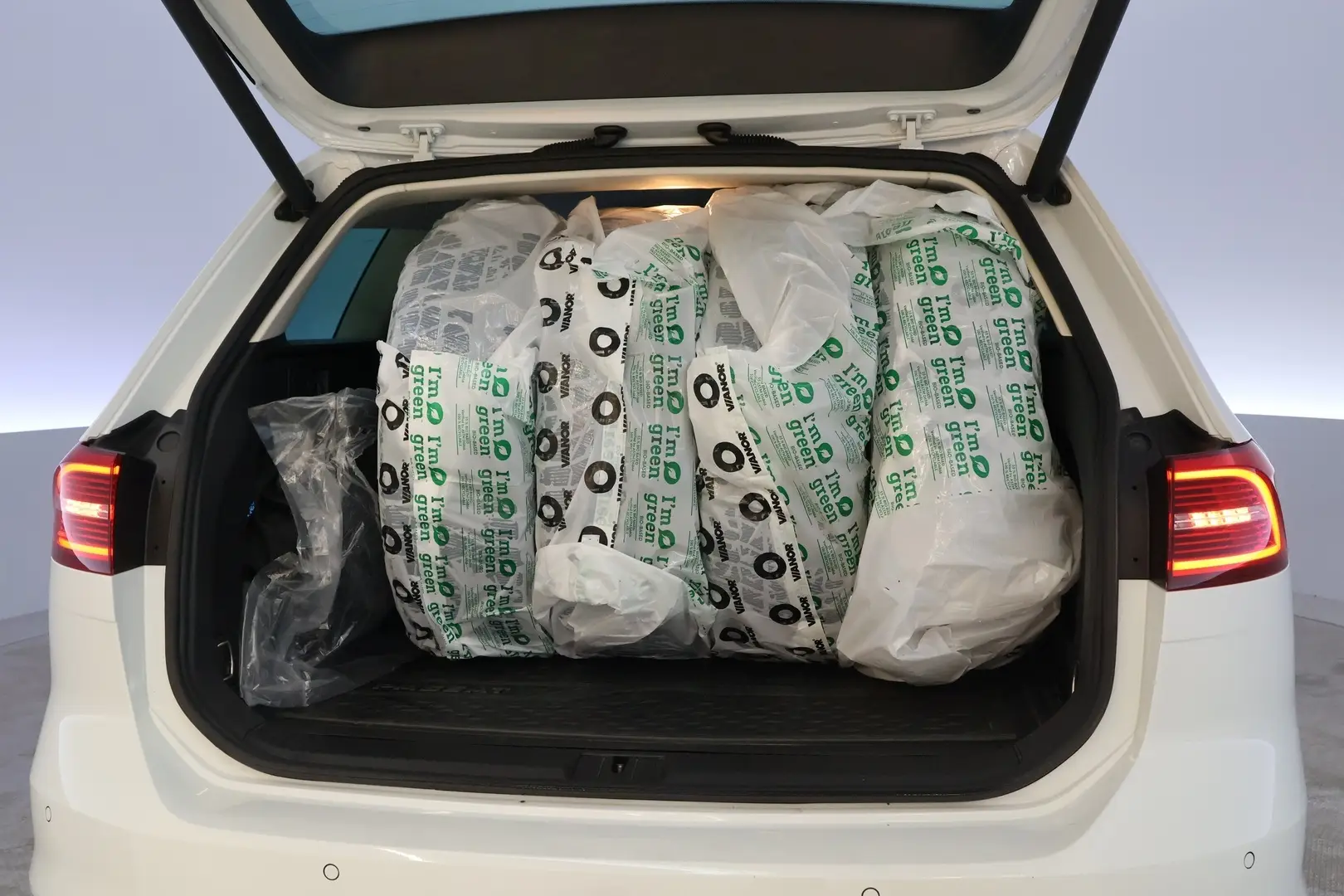 Car Image - lBR5ESRuWylDzrfegbe4F
