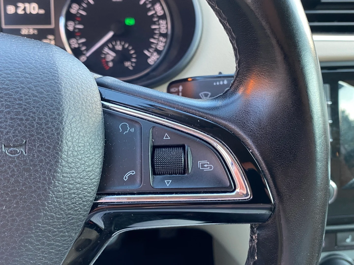 Car Image - 1D1hCris7iIQ37QVWdXhfO