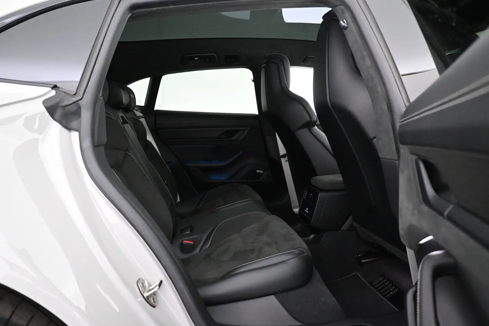 Car Image - 4W69zsXRGKb0MIkKd8bYUN
