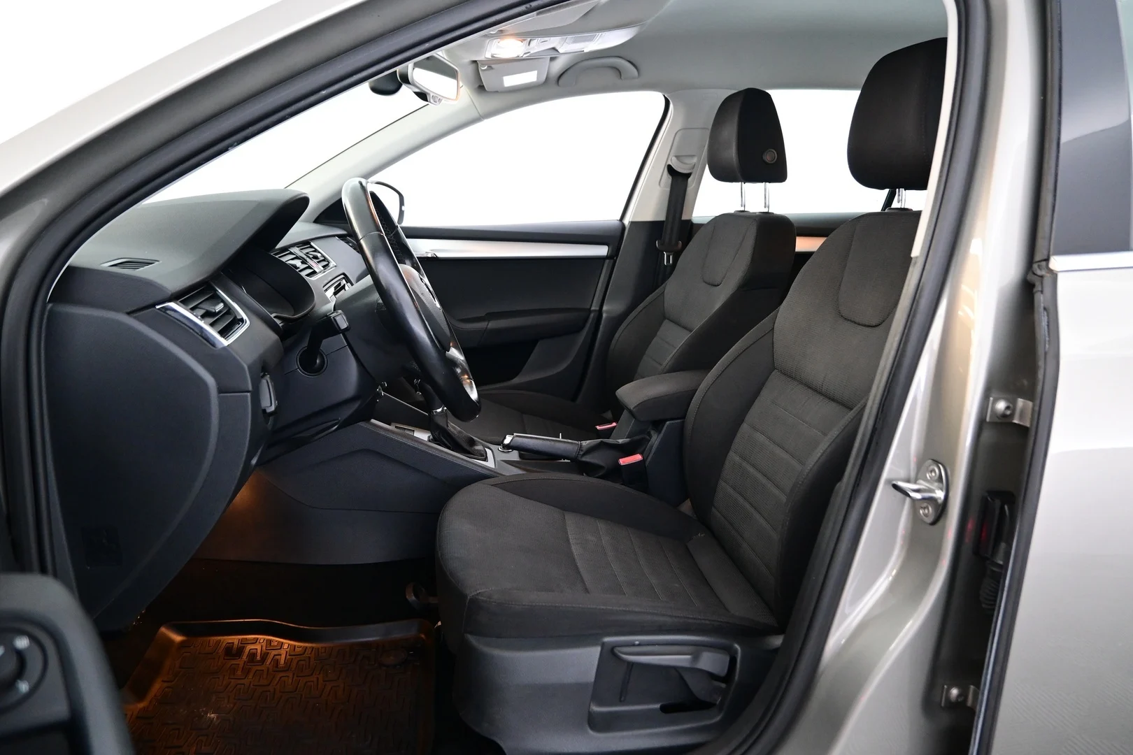 Car Image - 2XegQVmIwsXVGjiIW3Yg8v