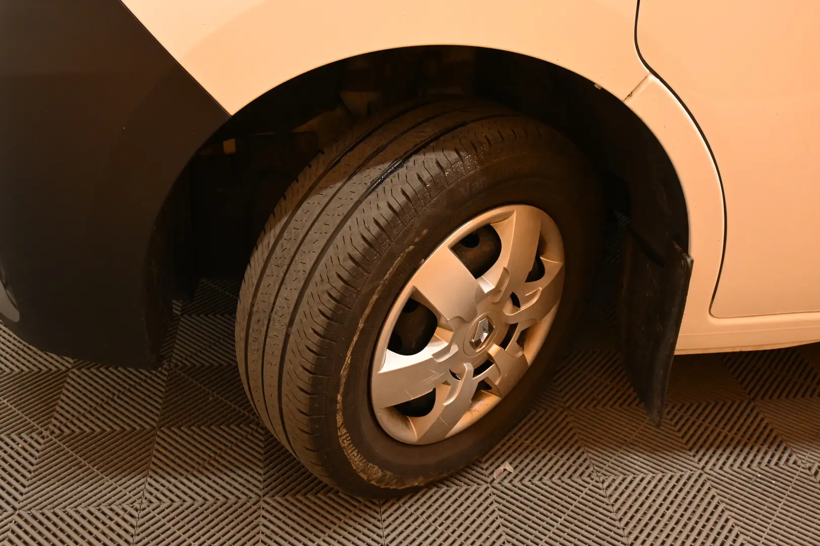 Car Image - 611UnYysxZAL6faQgQ3ple
