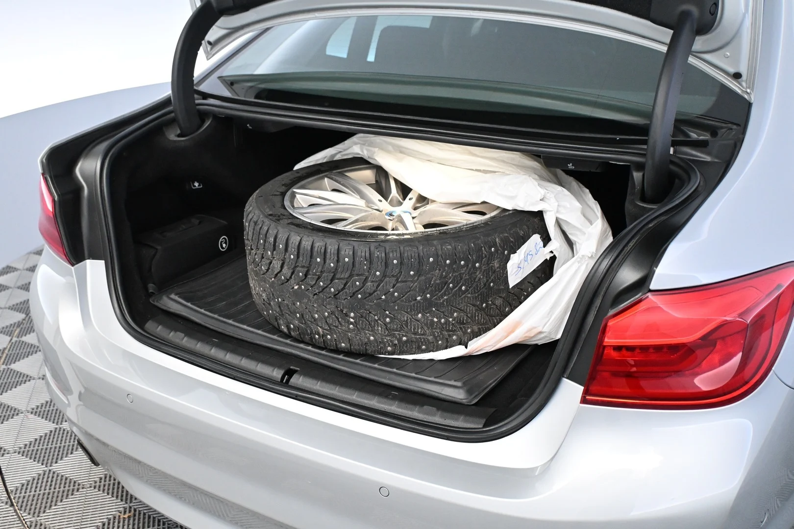 Car Image - vCY78ZPPtEyVMtqvpEMKc