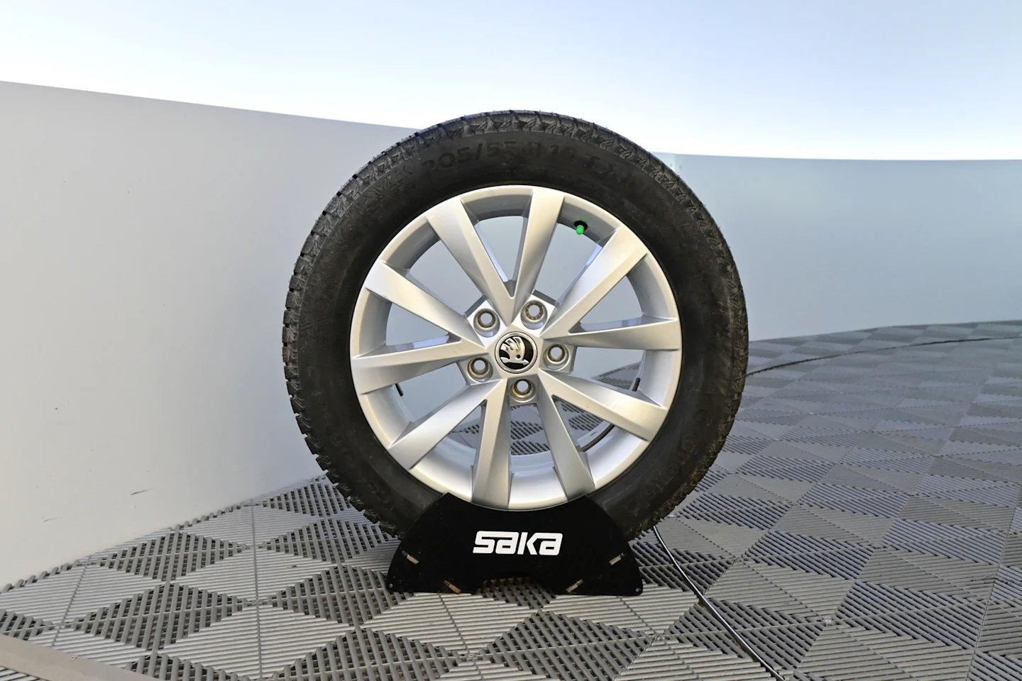 Car Image - Iy3yJM8V4h9xhr17REdd4
