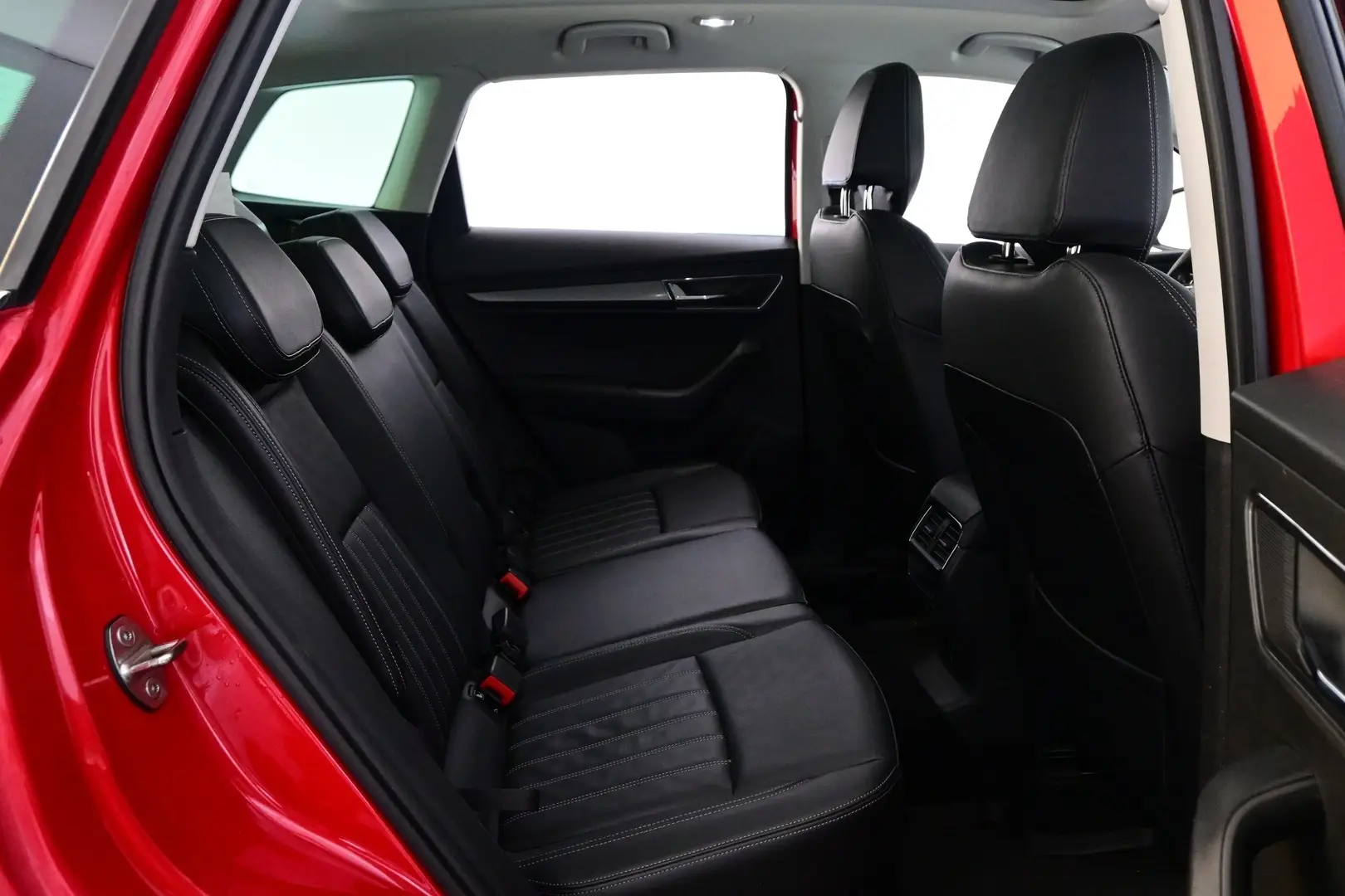 Car Image - DhbYO7KVQaSsu7jO31cXj