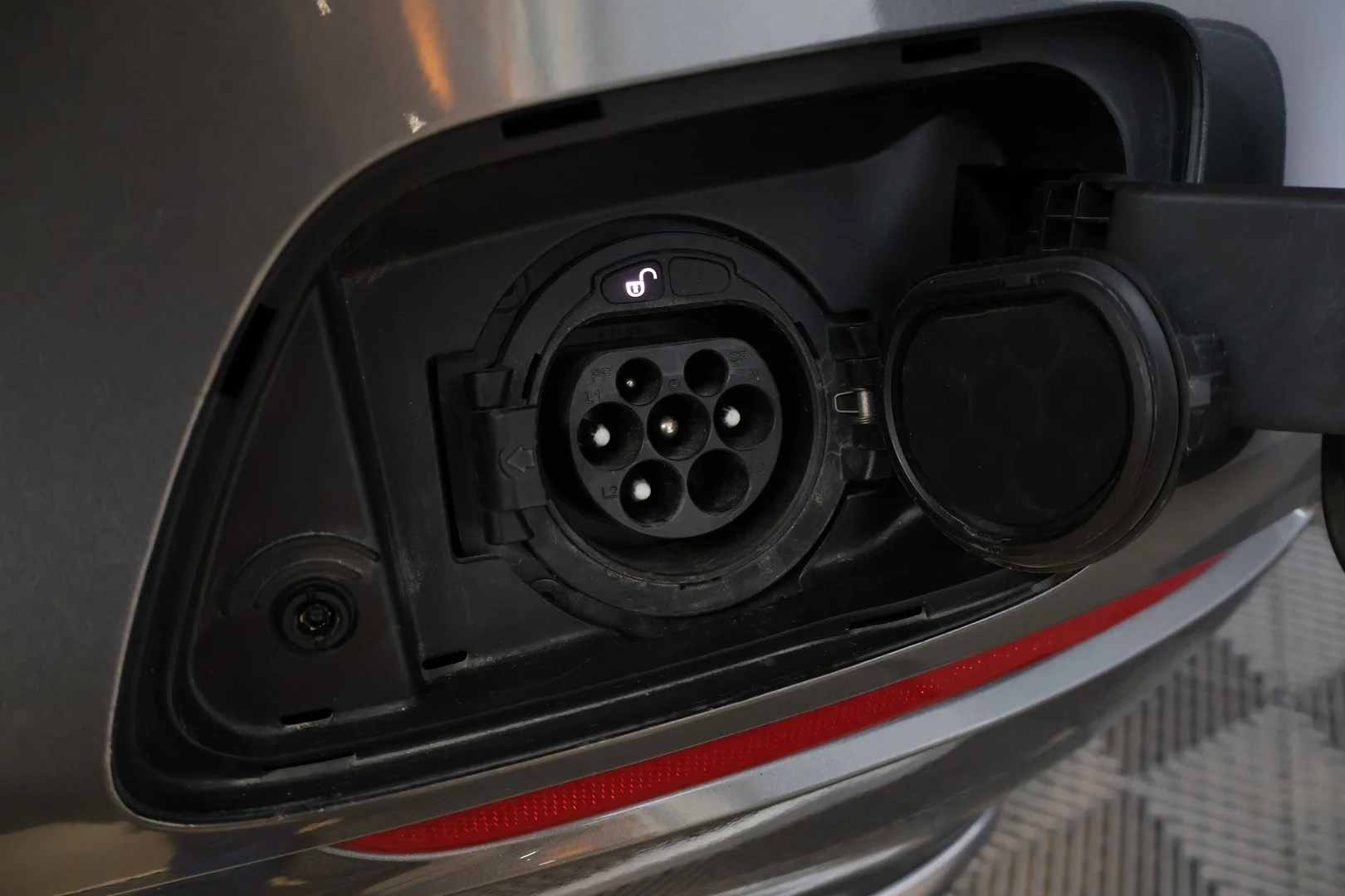 Car Image - 6dsheD4qdf7r1SccRR8xbn