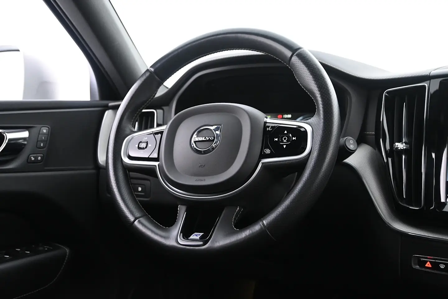 Car Image - 2yzWV51XqvpmKeDQhAbJEq