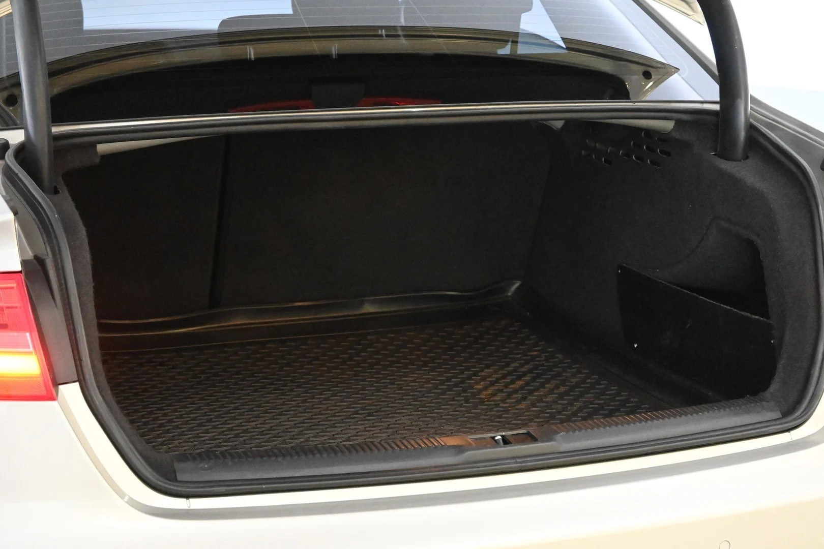 Car Image - 3uvGuHgEpUpCDpsyxl1HvT