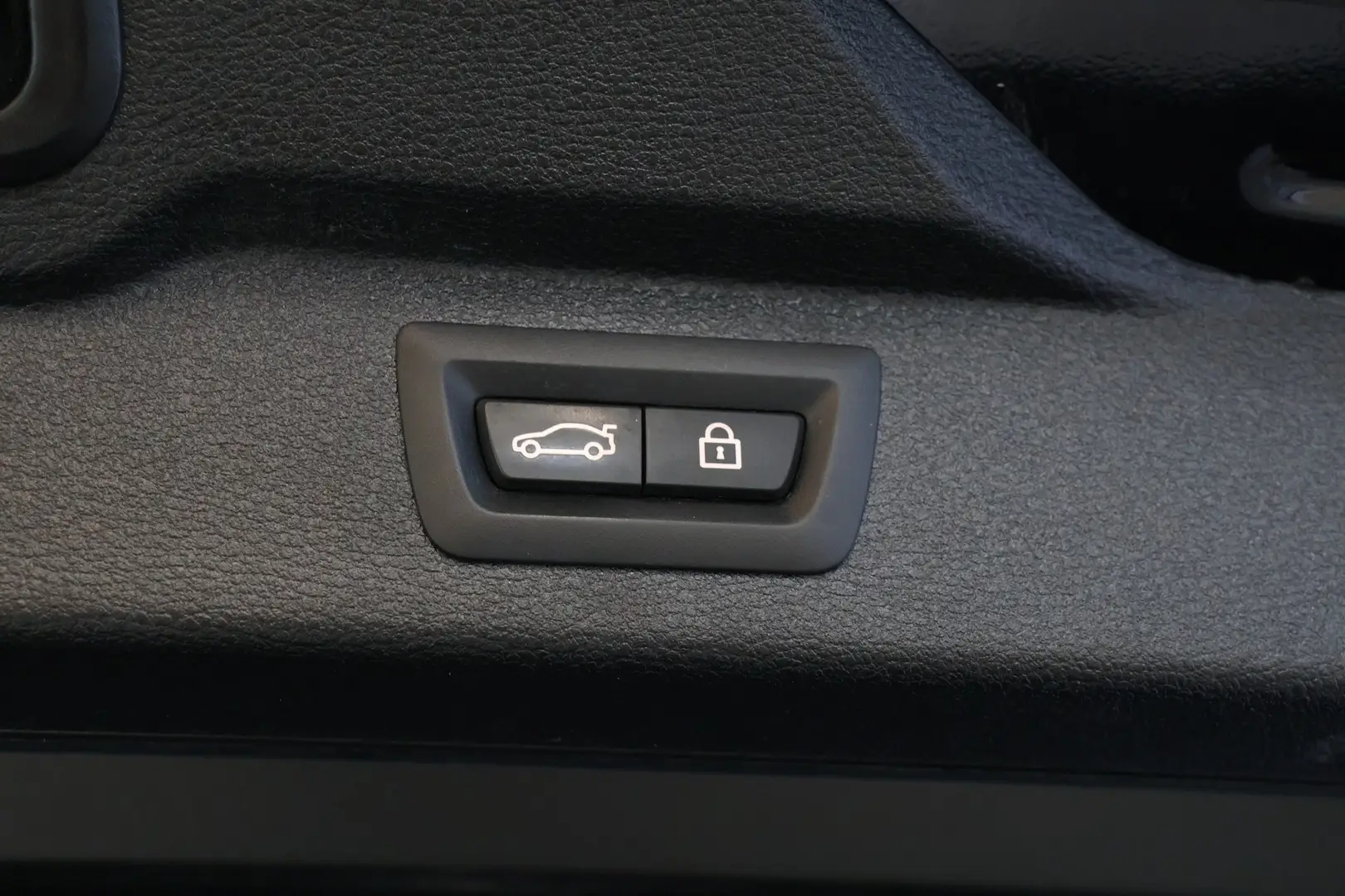 Car Image - 5b6iIfta3ysmhwkKdyELAI