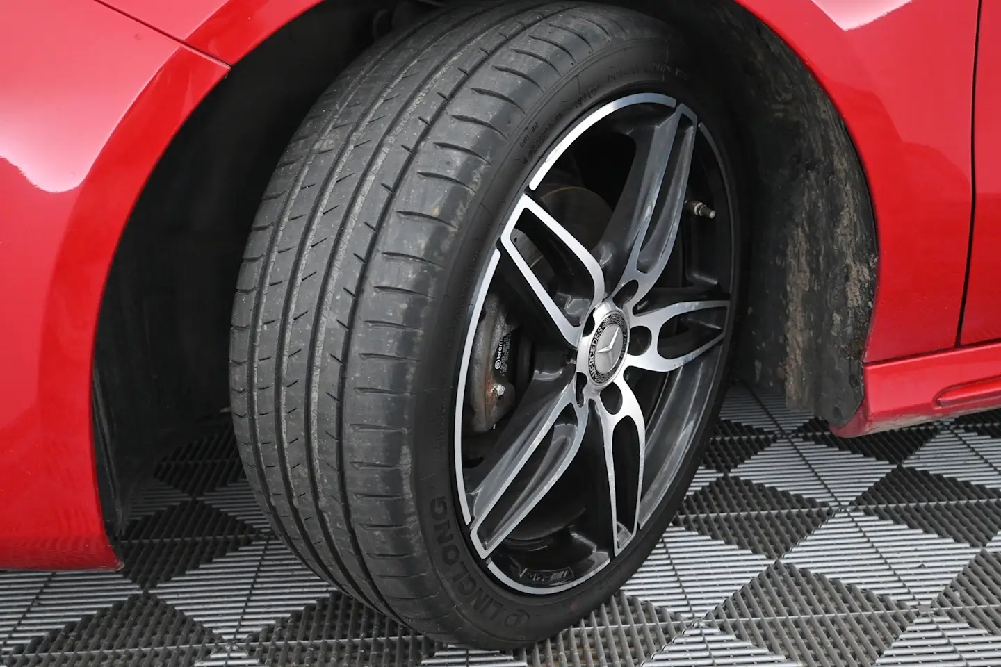 Car Image - 1V4PlShomUam9lazwkzcId