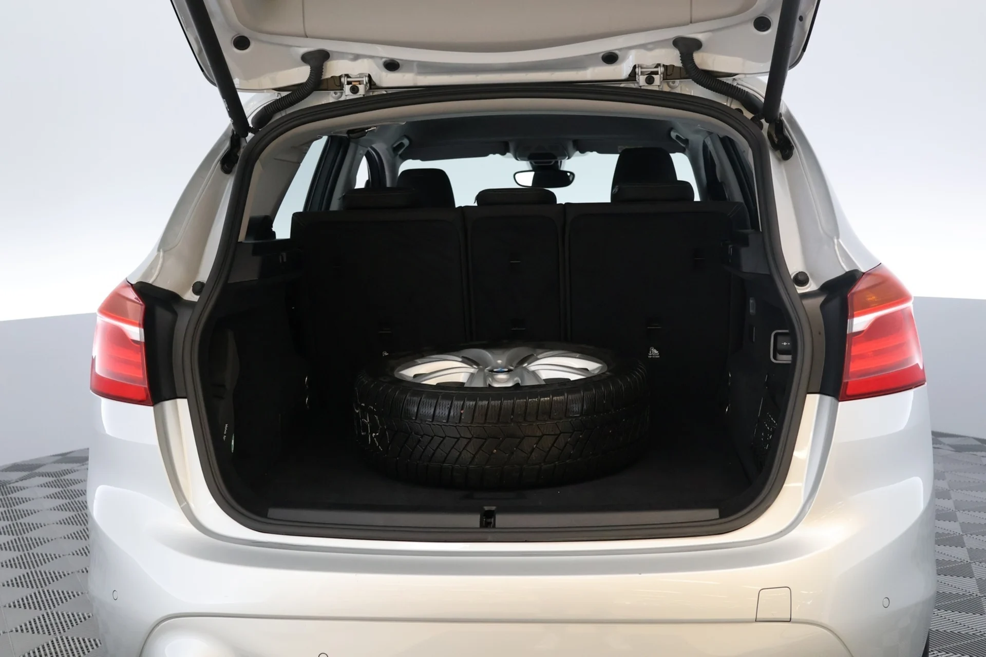 Car Image - 1y20b231b0XKQbh3hD7yBT