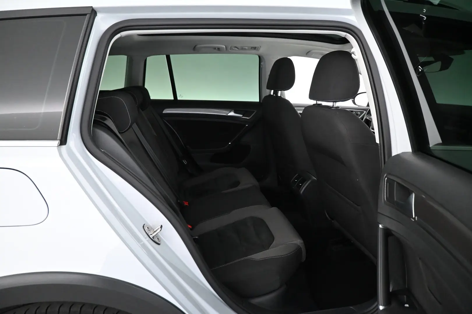 Car Image - 2Ci1aFuzDrb0JZcwJqEgKF