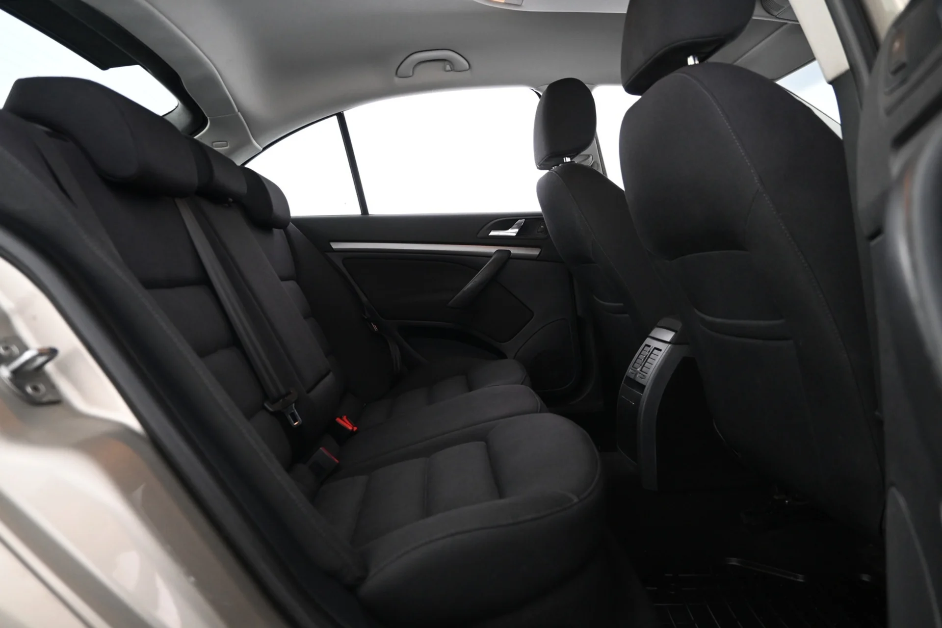 Car Image - 2UQ77m6uu0Oty9Taci46ns