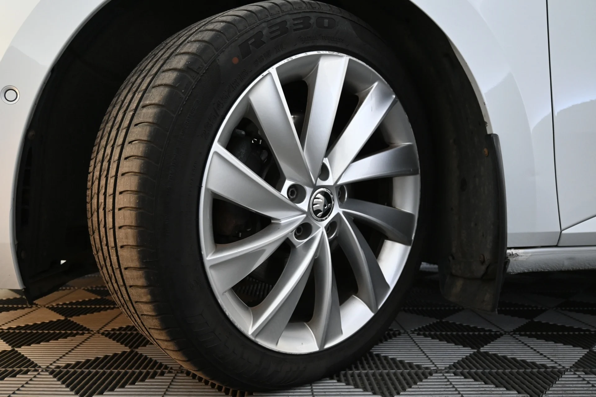 Car Image - 3cg8e9y12WzkCdigtxznQv
