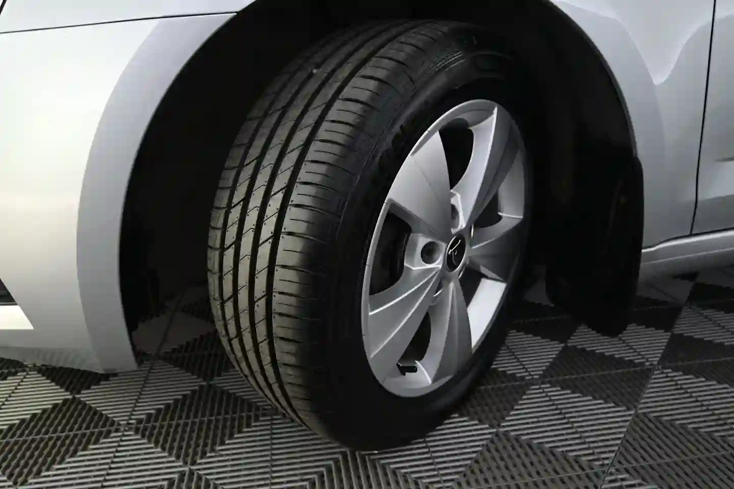 Car Image - 2SaPg6IZUVKnWmLFuAOvNn