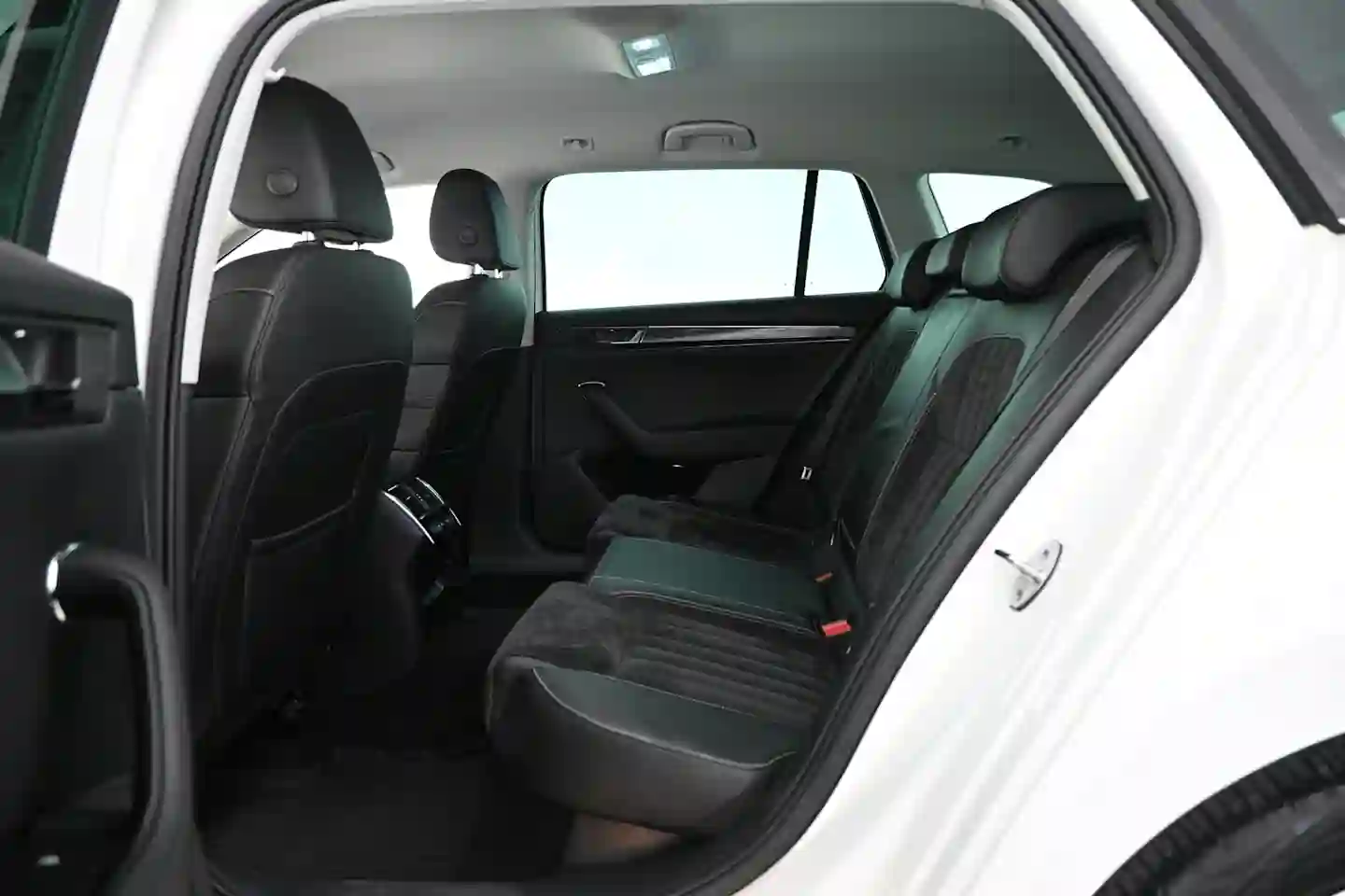 Car Image - 1hTWXRO9i0JH1CttTJJFt3