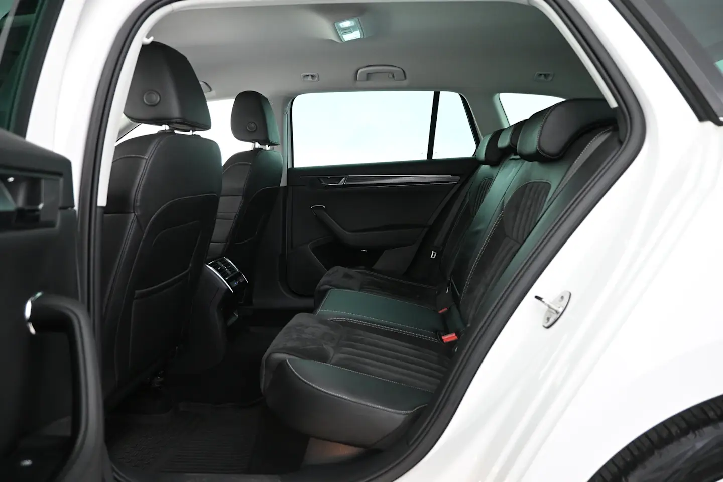 Car Image - 1hTWXRO9i0JH1CttTJJFt3