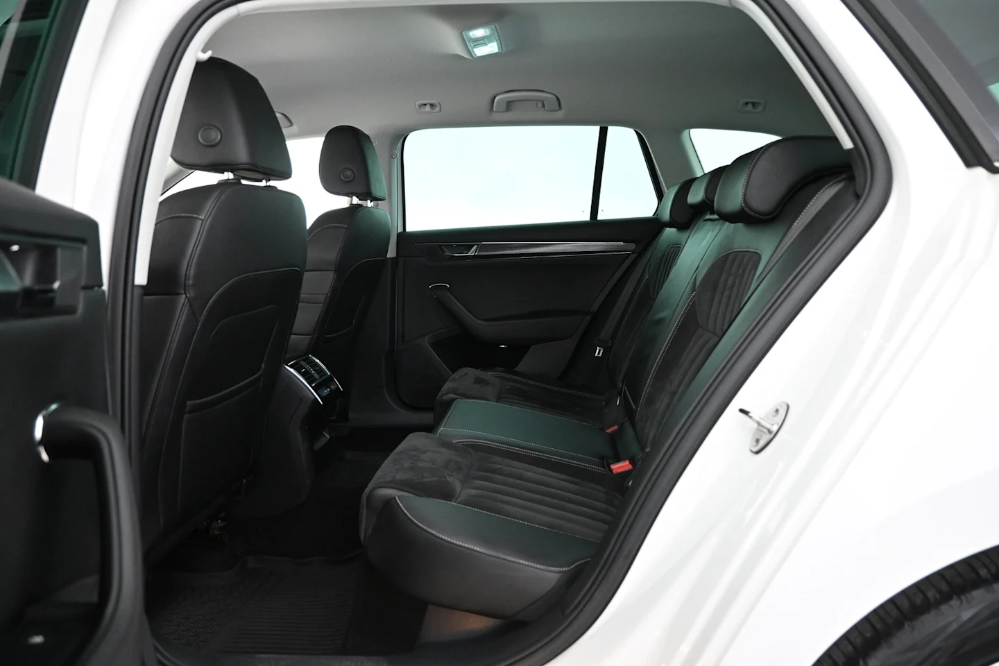 Car Image - 1hTWXRO9i0JH1CttTJJFt3