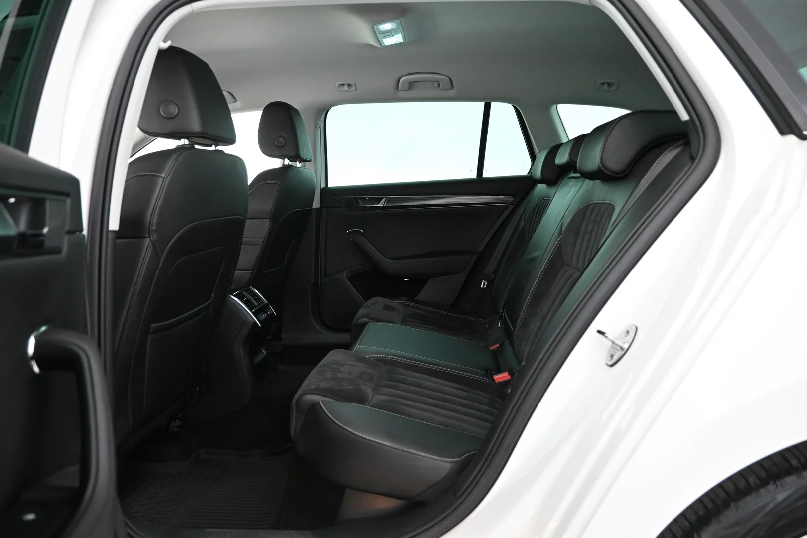 Car Image - 1hTWXRO9i0JH1CttTJJFt3