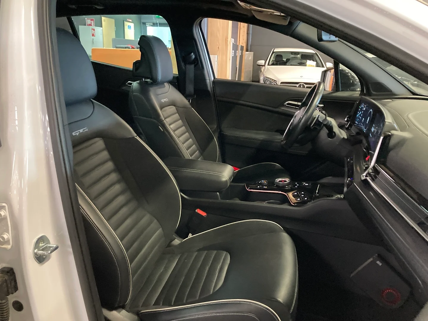 Car Image - 6P6JRHdS2MYx1D0VZuDf2S