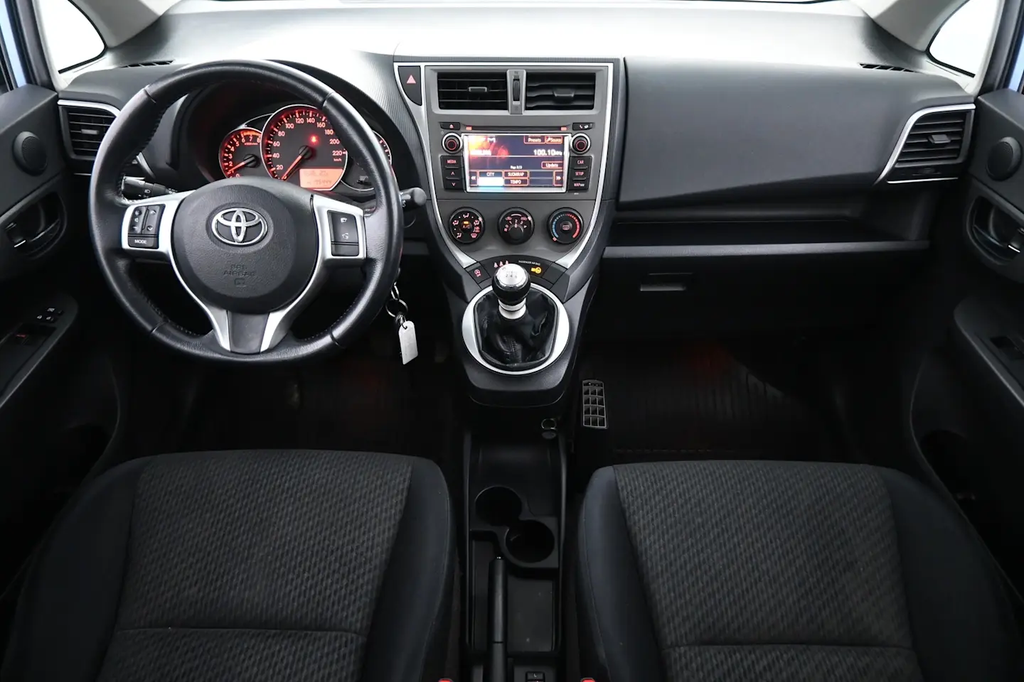 Car Image - 102m9H8HpcrtDeaxpiWeiK