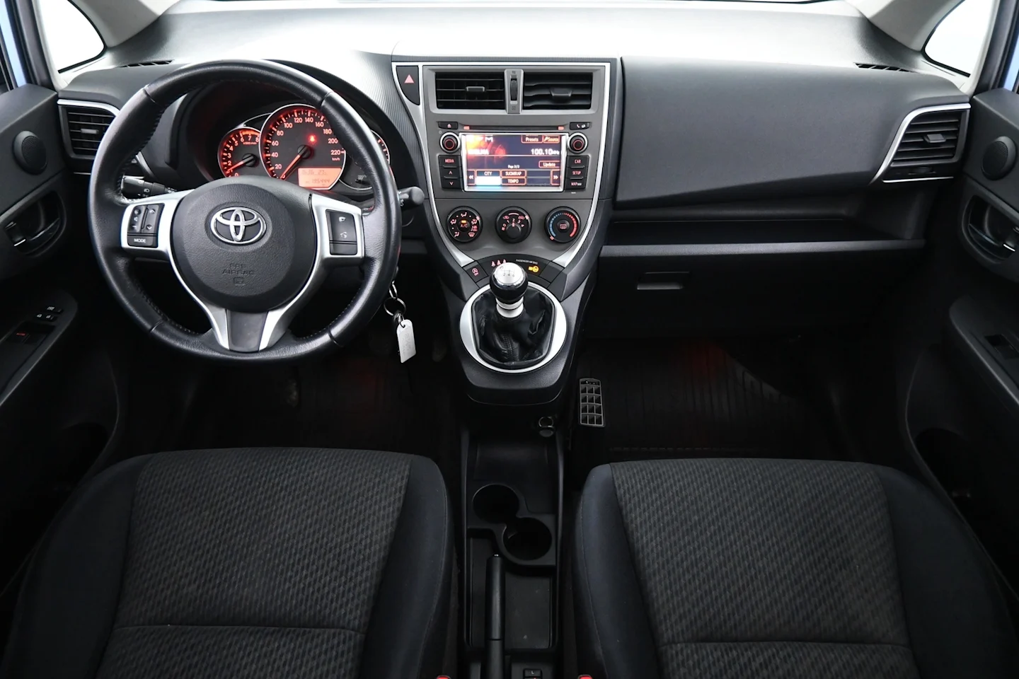 Car Image - 102m9H8HpcrtDeaxpiWeiK