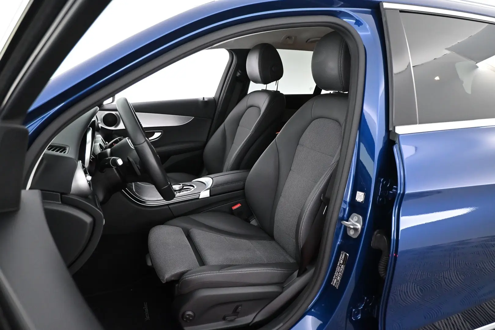 Car Image - 5VJUoan3R2eJA8A6WUd6Ev