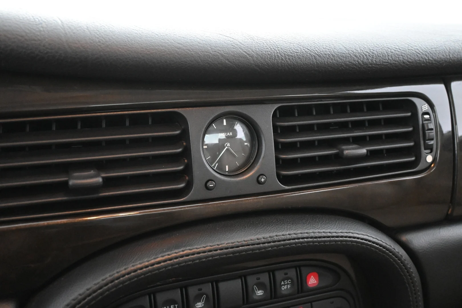 Car Image - FwyJT6Ga9AAlmVO8qm1Q8