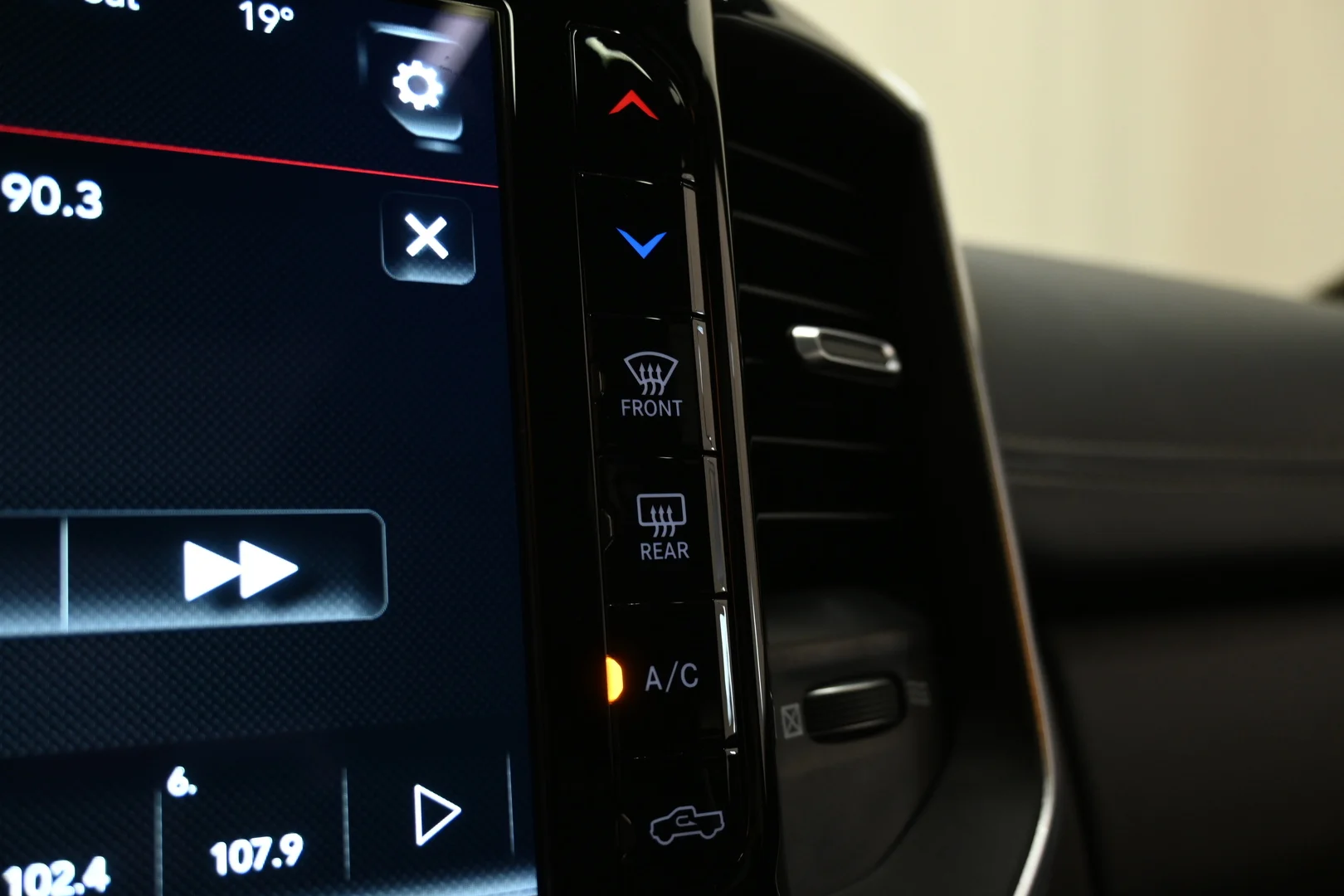 Car Image - 1OVyzZz8Xc3UYFuLOv9lps
