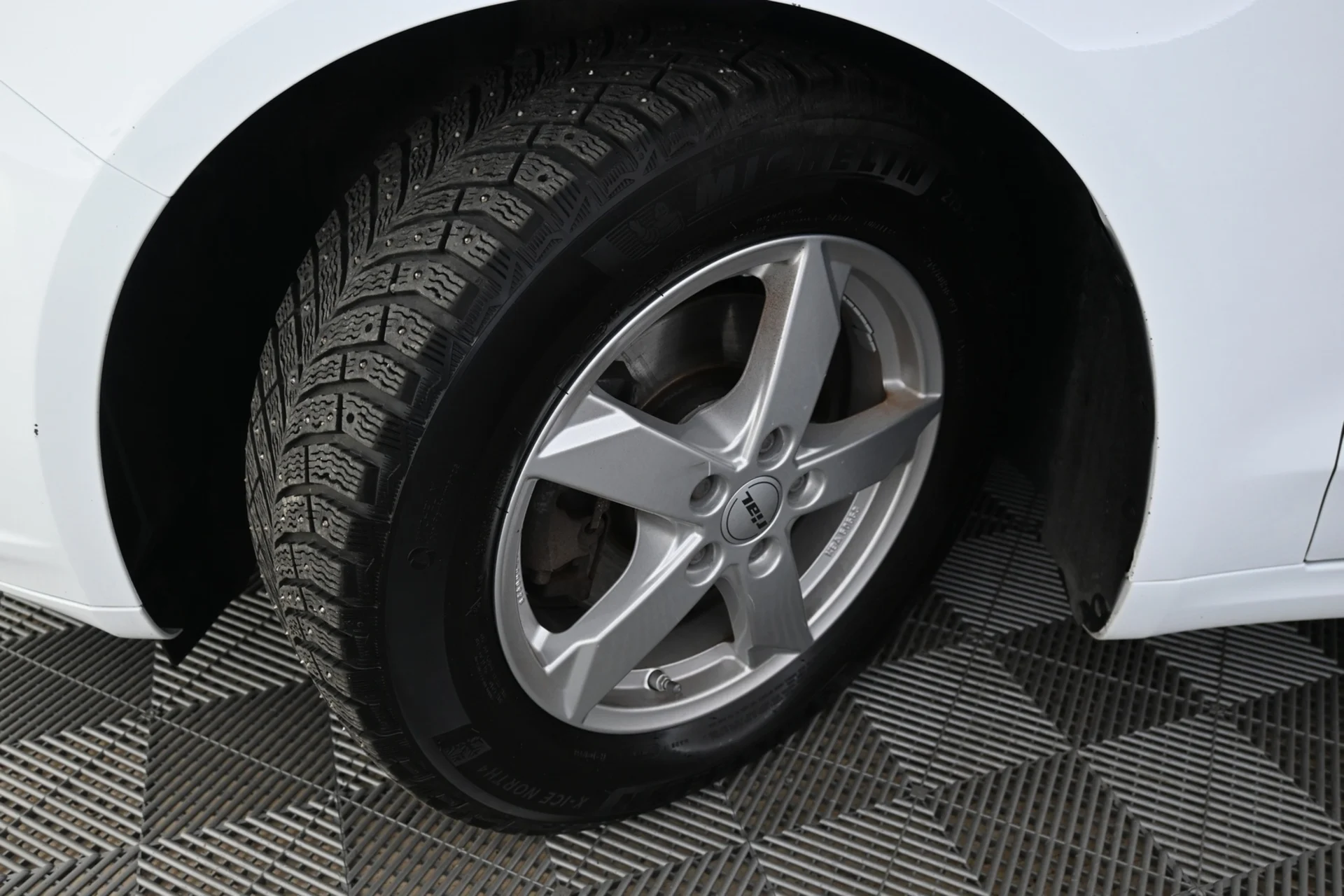 Car Image - 4fc0iPbRyAx8ZfQMAq1U3i