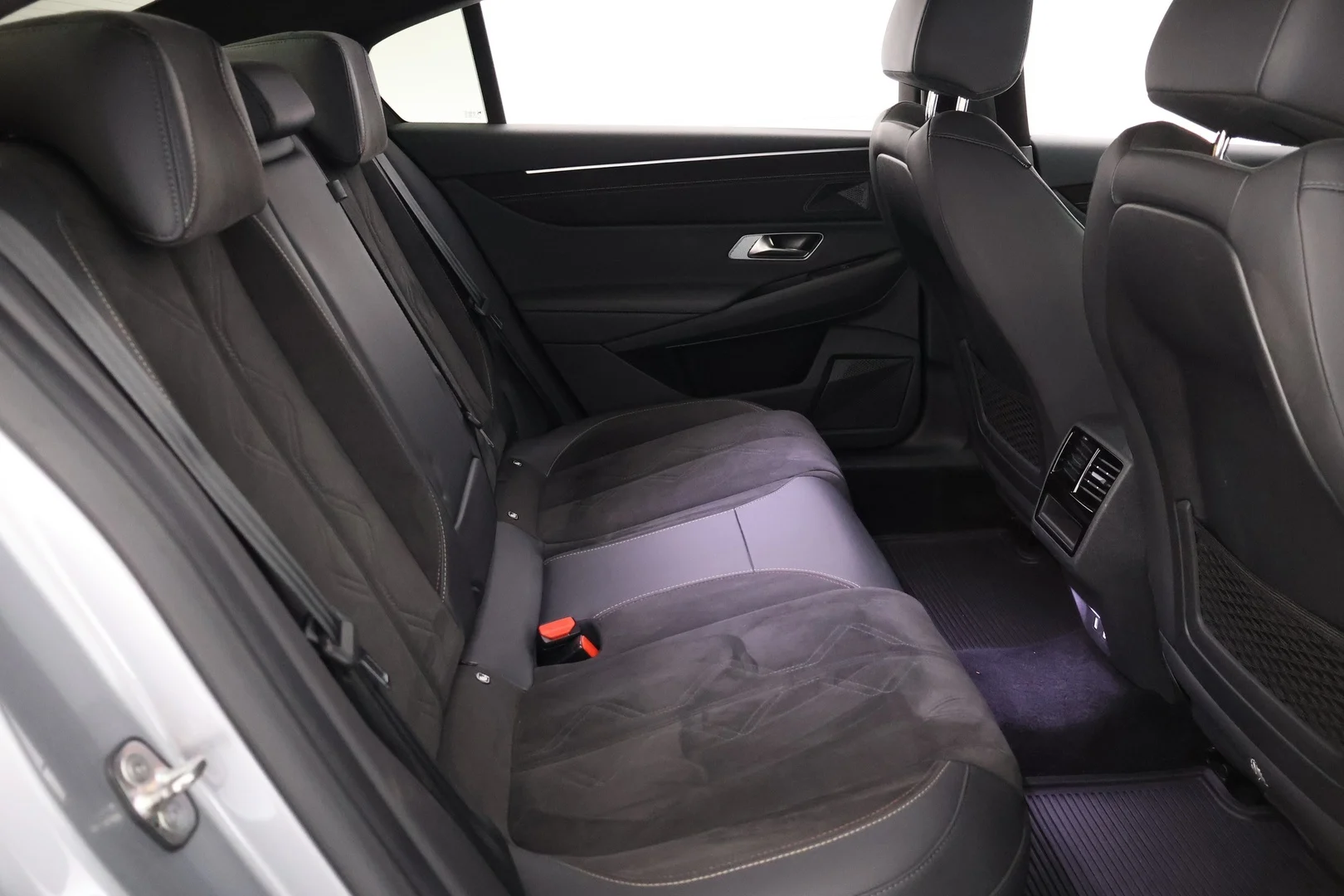 Car Image - zeiBkvwP8GbVz9XV9gsU1