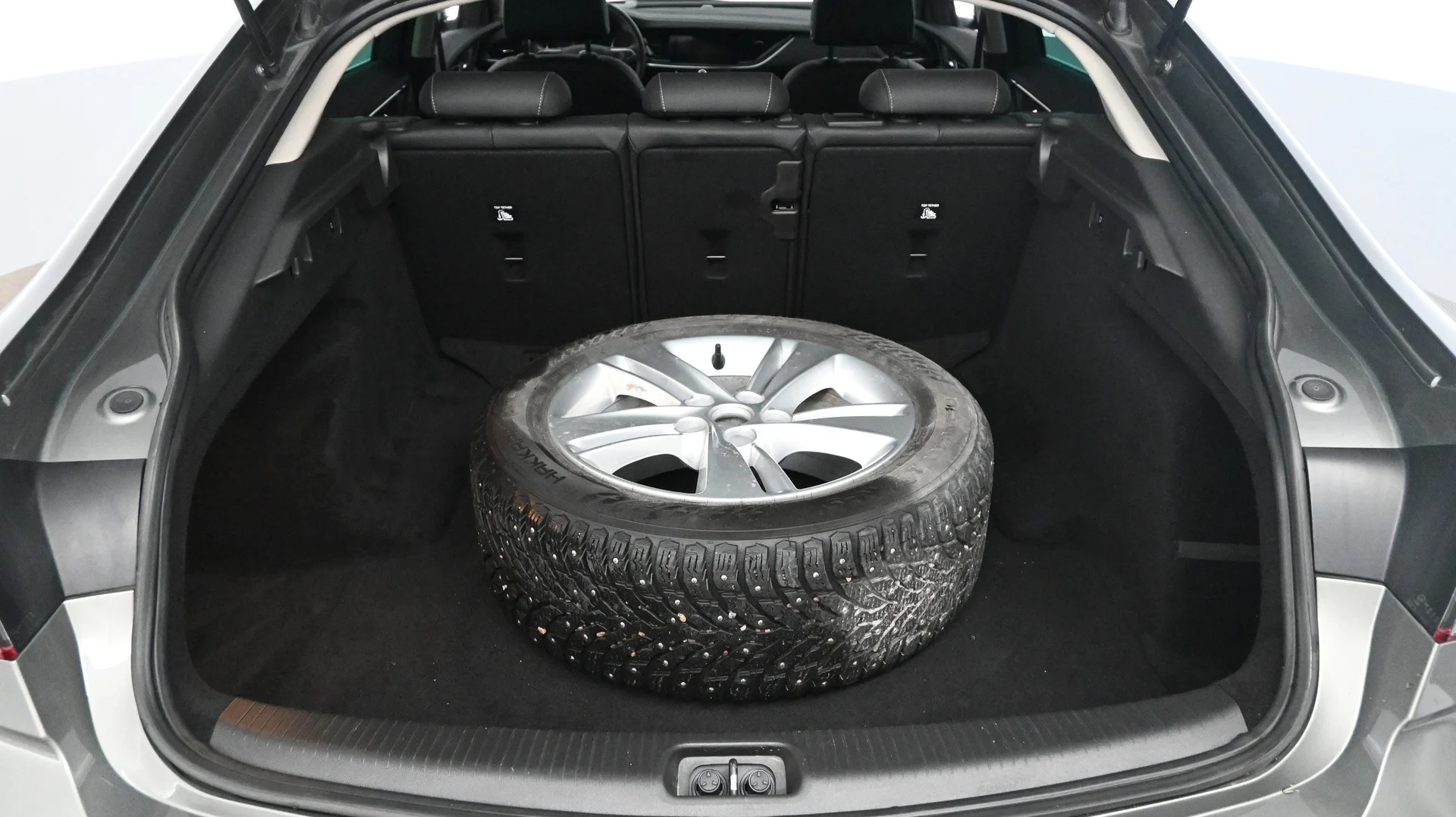 Car Image - 6OxzE3uAE9rkrVqBg8Z8LP