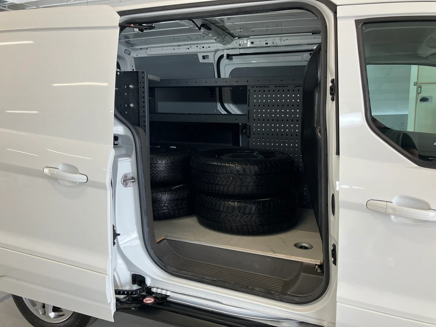 Car Image - 7b4MbGpx2z6W9m3dQdqypk