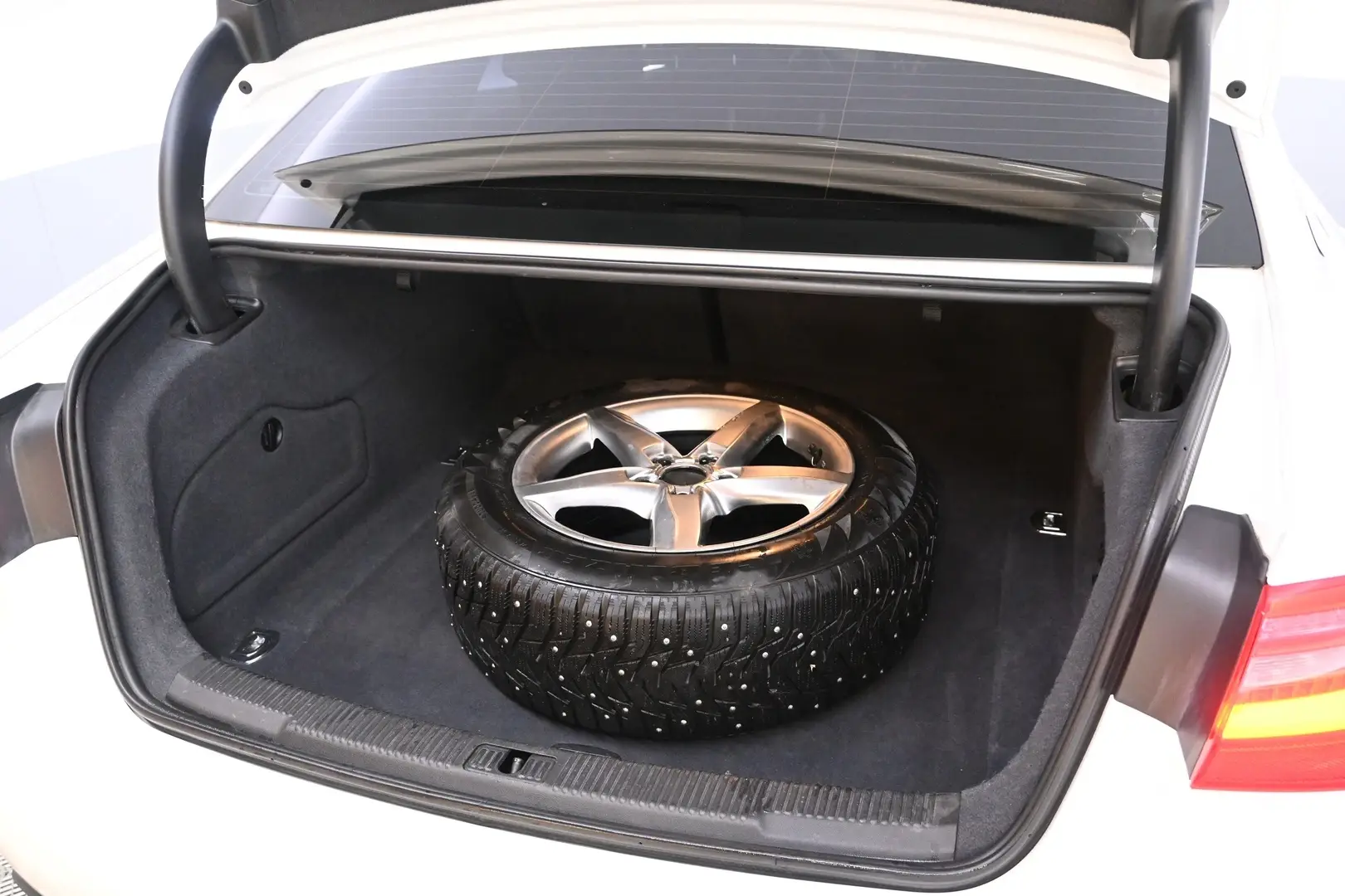 Car Image - 2To6UhBGSfahwicg4fezBj