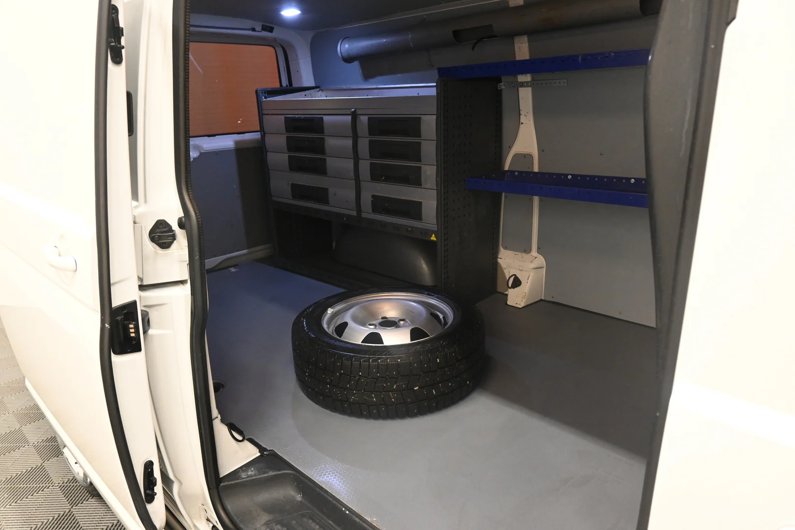 Car Image - 3A4bgaZucS8xOsNmjM6XXW