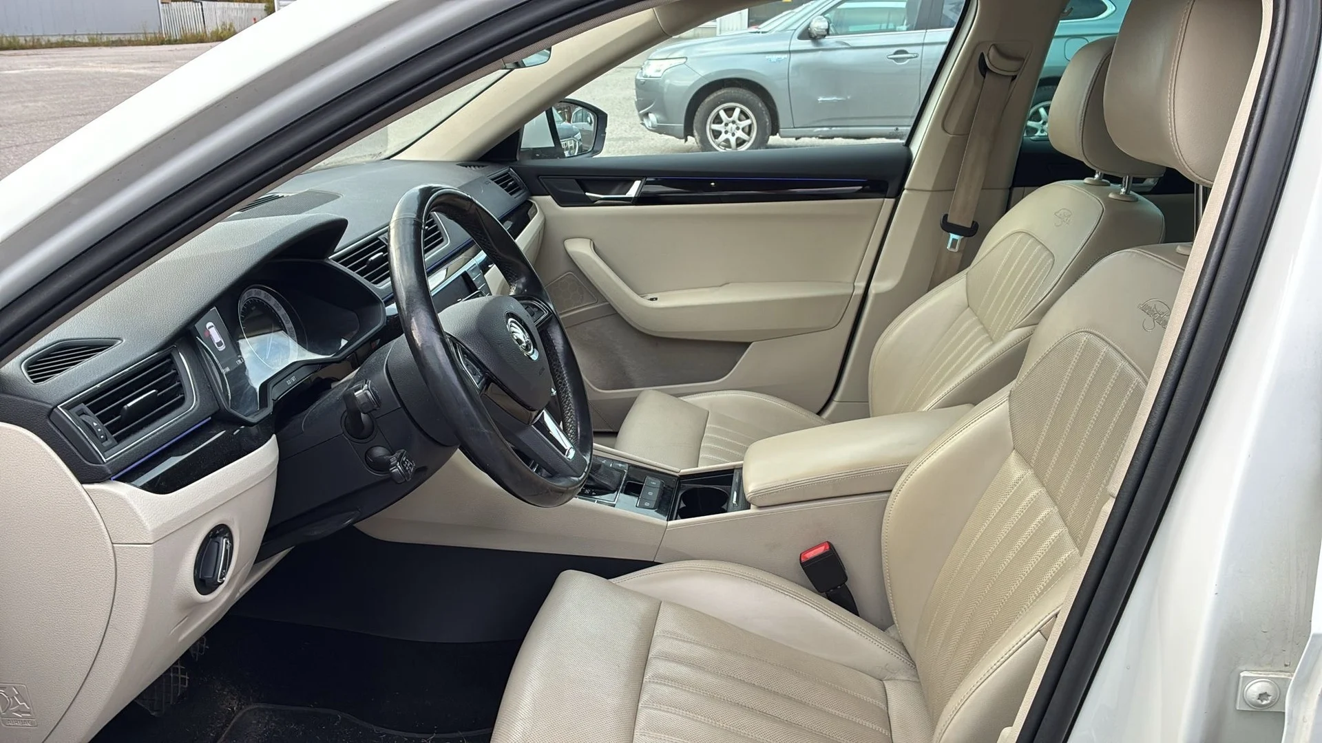 Car Image - 63VB5xjub2IlR6iTOTjeoL