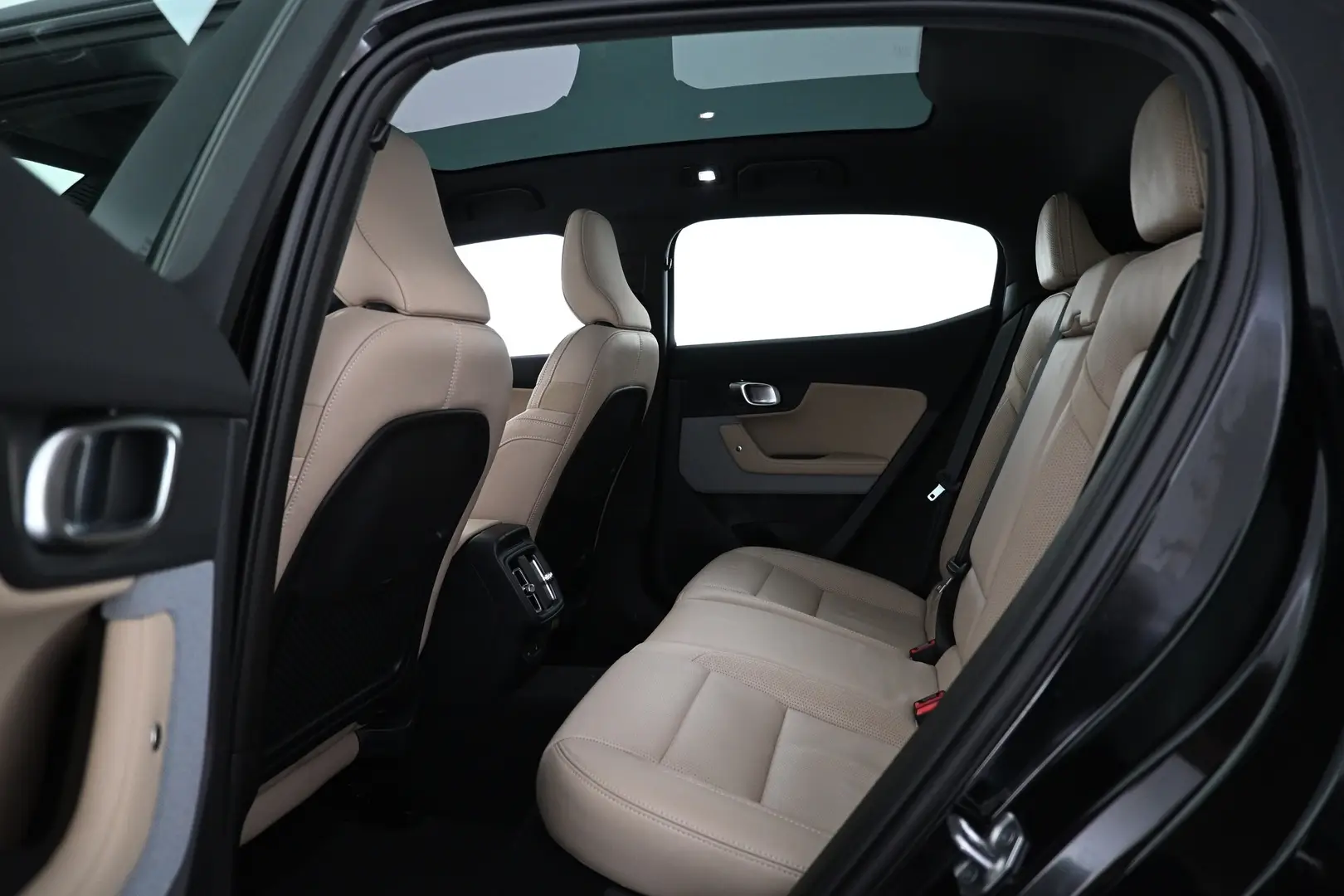 Car Image - 2seTFDgkgAfyJizYwFW8PW