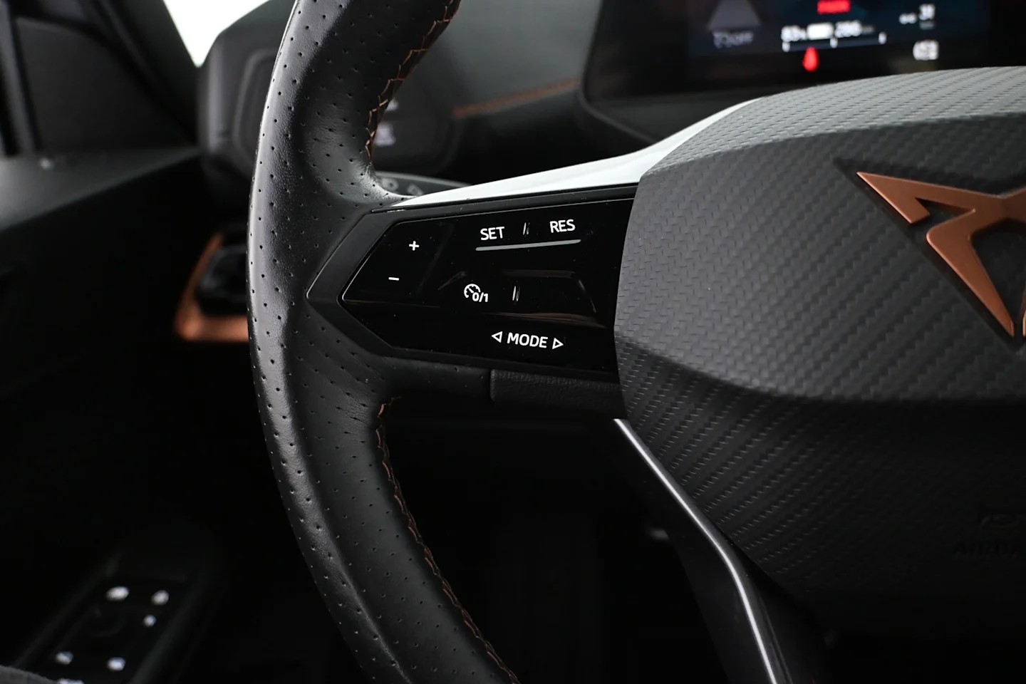 Car Image - 2iZLuVenobhca79rTjjUND