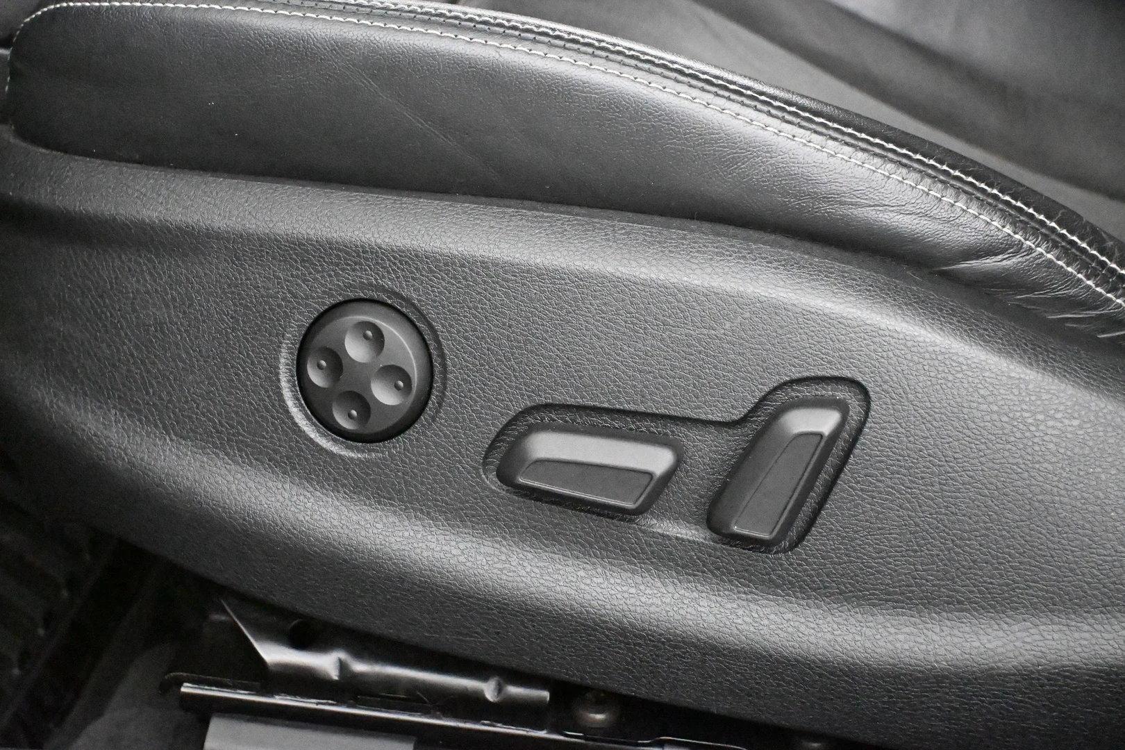 Car Image - ZnHFr1oIEcO2APLem1ijX