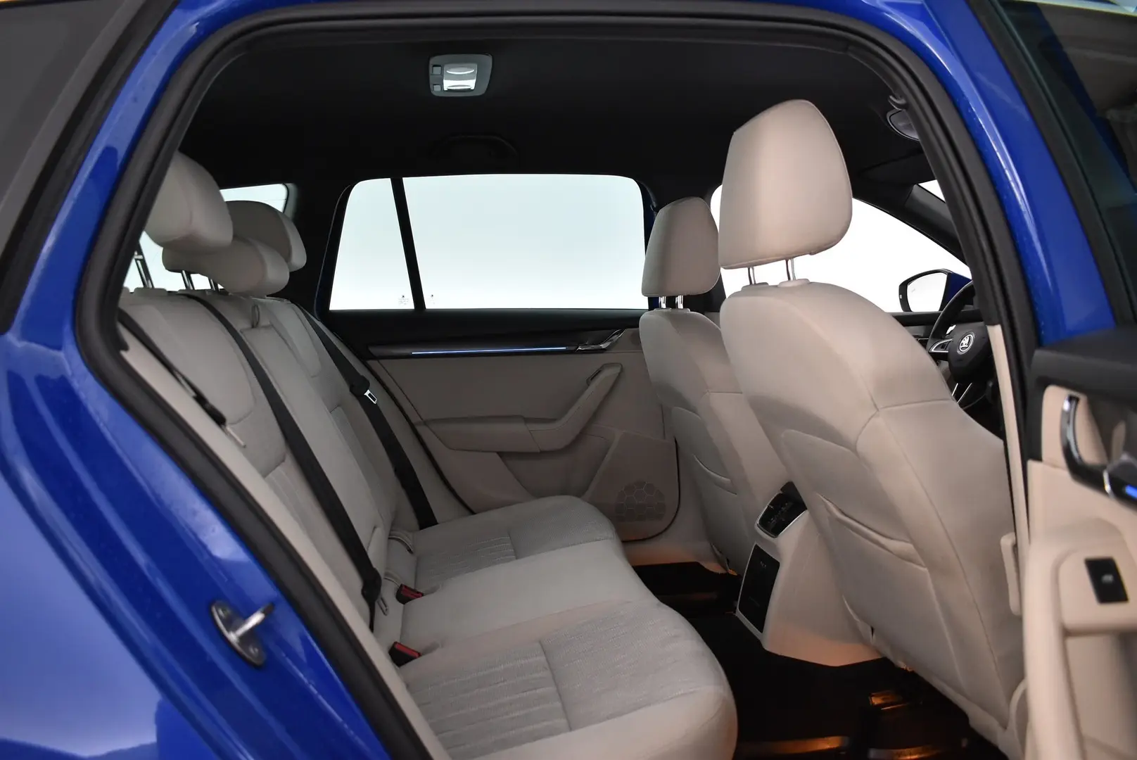 Car Image - 7jEO6Wez4FasiXAKUgp8I2