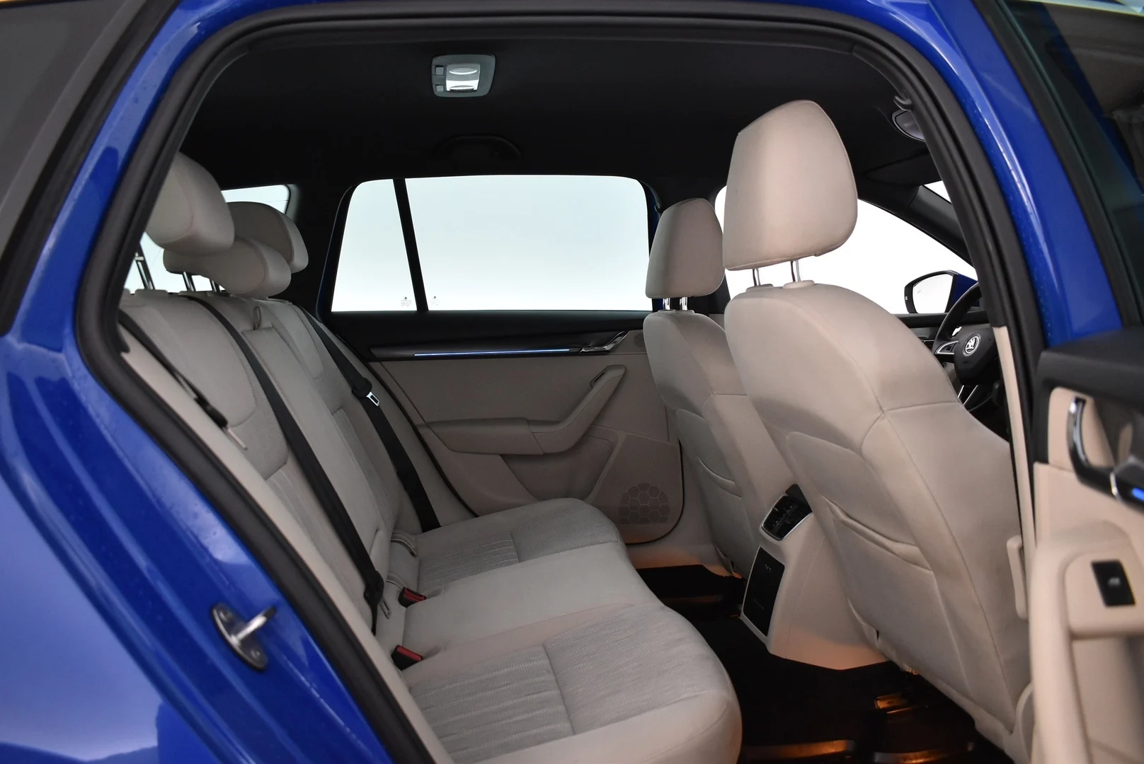 Car Image - 7jEO6Wez4FasiXAKUgp8I2
